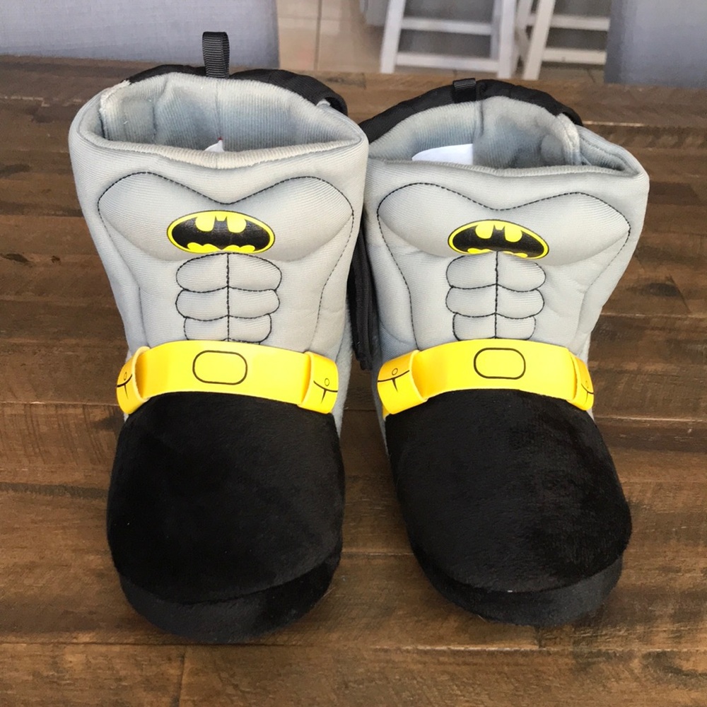 Batman boot slippers...with a cape!!